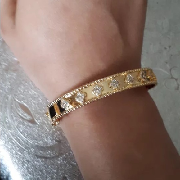 Gold Clover Bracelet - Picture 13 of 14
